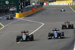 Nico Hulkenberg, Sahara Force India F1 VJM08 and Marcus Ericsson, Sauber C34 battle for position