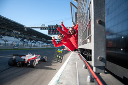 Felix Rosenqvist, Prema Powerteam Dallara F312 - Mercedes-Benz, siegt und holt sich den Meistertitel