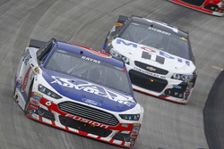 Trevor Bayne, Roush Fenway Racing Ford y Tony Stewart, Stewart-Haas Racing Chevrolet