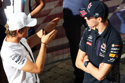 Nico Rosberg, Mercedes AMG F1 con Daniil Kvyat, Red Bull Racing