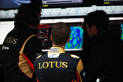 Romain Grosjean, Lotus F1 Team, am Kommandostand mit Ayao Komatsu, Lotus F1 Team, Renningenieur