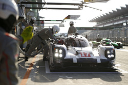 #17 Porsche Team Porsche 919 Hybrid: Timo Bernhard, Mark Webber, Brendon Hartley