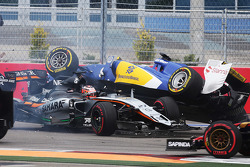Nico Hülkenberg, Sahara Force India F1 VJM08, und Marcus Ericsson, Sauber F1 Team, kollidieren am St