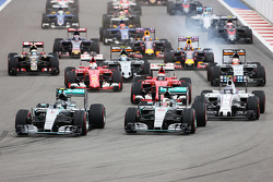 Inicio: Nico Rosberg, Mercedes AMG F1 lidera a su compañero de equipo Lewis Hamilton, Mercedes AMG F