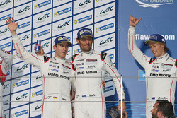 Podio: ganadores Timo Bernhard, Mark Webber, Brendon Hartley, Porsche Team