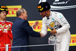 Ganador de la carrera Lewis Hamilton, Mercedes AMG F1 celebra en el podio con el Presidente de Rusia