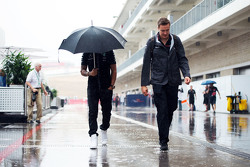 Lewis Hamilton, Mercedes AMG F1, im nassen Fahrerlager