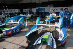 Meccanici a lavoro sulla Motomatica JT-01, Trulli Team