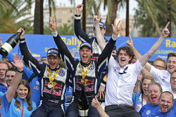 I vincitori Andreas Mikkelsen e Ola Floene, Volkswagen Polo WRC, Volkswagen Motorsport