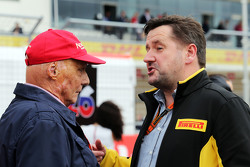 Niki Lauda, Mercedes, mit Paul Hembery, Pirelli-Sportchef