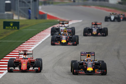 Sebastian Vettel, Ferrari SF15-T y Daniel Ricciardo, Red Bull Racing RB11 pelean por la posición