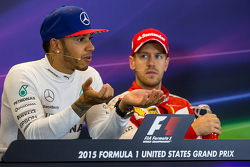 Vincitore della gara e campione del mondo Lewis Hamilton, Mercedes AMG F1 con Sebastian Vettel, Ferr