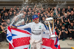 Winnaar en wereldkampioen Lewis Hamilton, Mercedes AMG F1 viert met het team