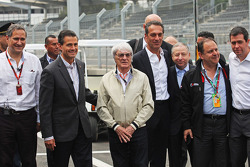 Enrique Pena Nieto, Präsident von Mexiko, mit Bernie Ecclestone, Carlos Slim, Vorsitzender von Ameri