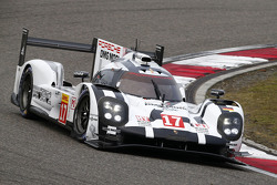 #17 Porsche Team Porsche 919 Hybrid: Timo Bernhard, Mark Webber, Brendon Hartley