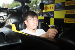 袁波 中国GT车手 玩倍耐力模拟器