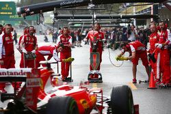 Sebastian Vettel, Ferrari SF15-T, in der Box
