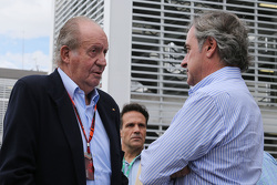 El ex Rey de España, Juan Carlos con Carlos Sainz