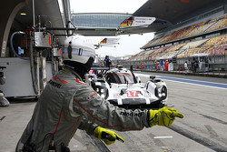 #17 Porsche Team Porsche 919 Hybrid: Timo Bernhard, Mark Webber, Brendon Hartley