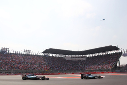 Nico Rosberg, Mercedes AMG F1 W06, vor Lewis Hamilton, Mercedes AMG F1 W06