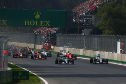 Nico Rosberg, Mercedes AMG F1 W06, führt nach dem Start vor Lewis Hamilton, Mercedes AMG F1 W06