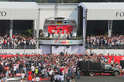 Podio: Sgundo lugar Lewis Hamilton, Mercedes AMG F1, ganador de la carrera Nico Rosberg, Mercedes AM