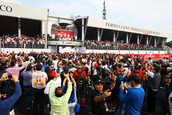 Podium: 2. Lewis Hamilton Mercedes AMG F1; Andrew Shovlin, Mercedes AMG F1, Ingenieur; 1. Nico Rosbe