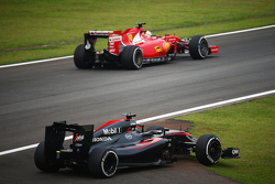 La McLaren MP4-30 of Fernando Alonso, McLaren viene sorpassata da Sebastian Vettel, Ferrari nella se