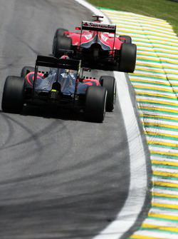 Kimi Raikkonen, Ferrari SF15-T davanti a Fernando Alonso, McLaren MP4-30