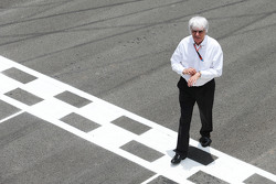 Bernie Ecclestone in der Startaufstellung
