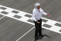 Bernie Ecclestone en la parrilla