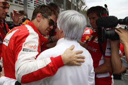 (Da sinistra a destra): Sebastian Vettel, Ferrari with Bernie Ecclestone, sulla griglia