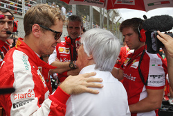 Sebastian Vettel, Ferrari met Bernie Ecclestone, op de grid