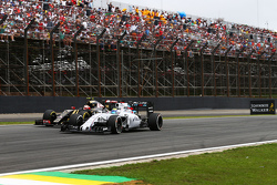 Felipe Massa, Williams FW37 e Romain Grosjean, Lotus F1 E23 in battaglia per la posizione