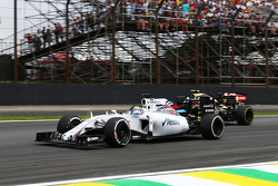 Felipe Massa, Williams FW37 e Romain Grosjean, Lotus F1 E23 in lotta per la posizione