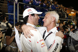 2015 campeón Mark Webber celebra con Matthias Müller, CEO de Volkswagen AG.