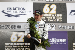 Podium: 2. Charles Leclerc, Van Amersfoort Racing, feiert mit Champagner