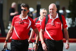 (从左到右):Graeme Lowdon,马诺车队运动总监;John Booth,马诺车队领队