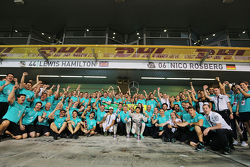 1. Nico Rosberg, Mercedes AMG F1, feiert mit 2. Lewis Hamilton, Mercedes AMG F1, und dem Team