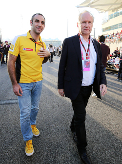 Cyril Abiteboul, Renault Sport F1, mit Jerome Stoll, Präsident von Renault Sport F1, in der Startauf