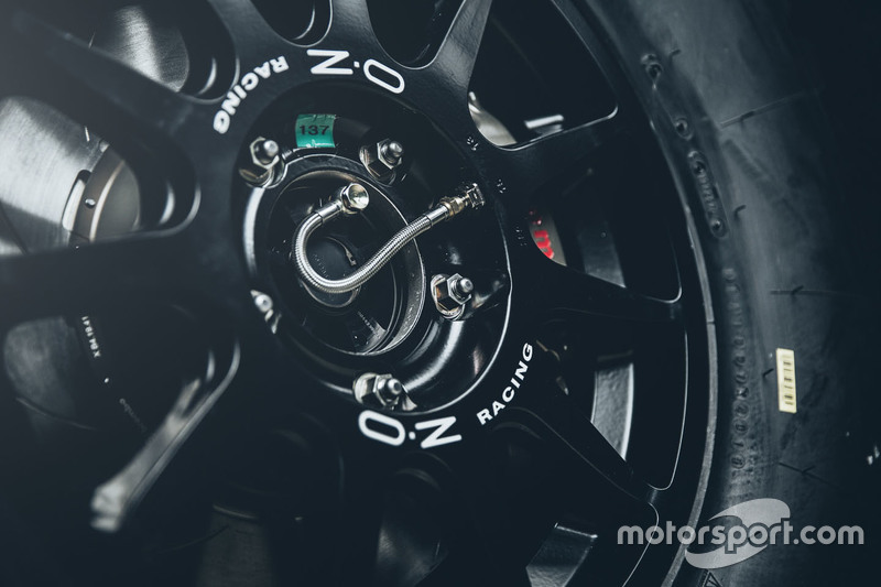 Peugeot 2008 DKR16 detail van de band