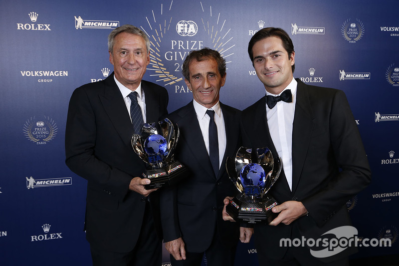 Nelson Piquet Jr, obtiene en sus manos el trofeo del campeón de la Fórmula E inaugural, acompañado aquí de Alain Prost y Jean-Paul Driot, representando a los campeones del equipo eDAMS.