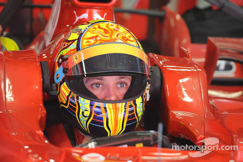 Valentino Rossi prueba el Ferrari F2008 en Barcelona