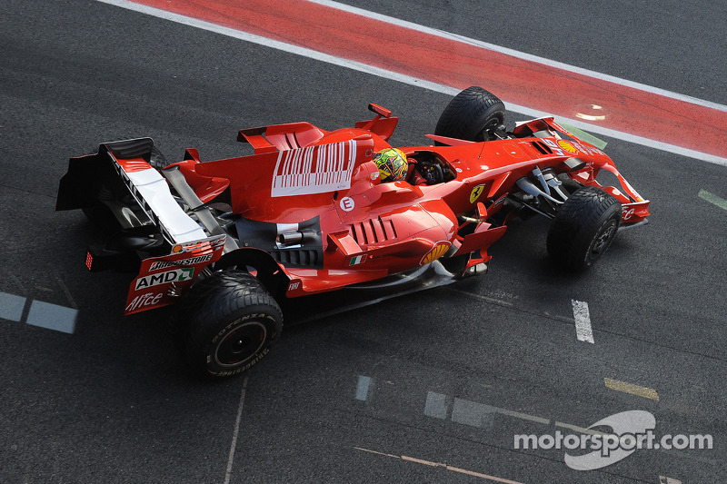 Valentino Rossi prueba el Ferrari F2008 en Barcelona