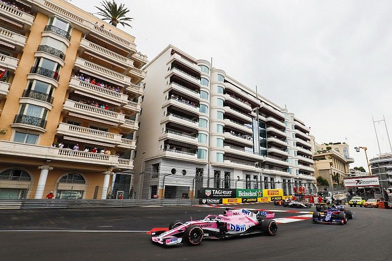 Sergio Perez, Force India VJM11, leads Pierre Gasly, Toro Rosso STR13, Nico Hulkenberg, Renault Sport F1 Team R.S. 18, Sergey Sirotkin, Williams FW41, y el resto del grupo