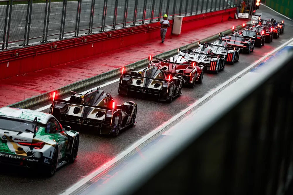 Coches del WEC haciendo fila en el pitlane
