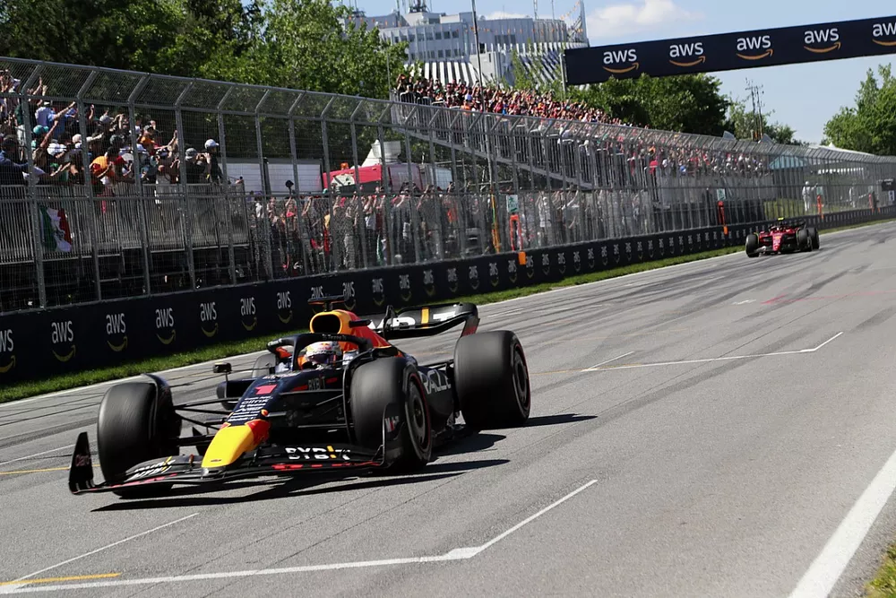 Max Verstappen, Red Bull Racing RB1, Carlos Sainz, Ferrari F1-75 