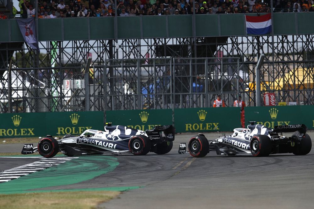 Yuki Tsunoda, AlphaTauri AT03, battles with Pierre Gasly, AlphaTauri AT03