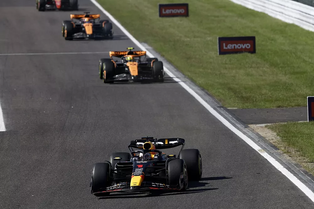 Max Verstappen, Red Bull Racing RB19, Lando Norris, McLaren MCL60, Oscar Piastri, McLaren MCL60