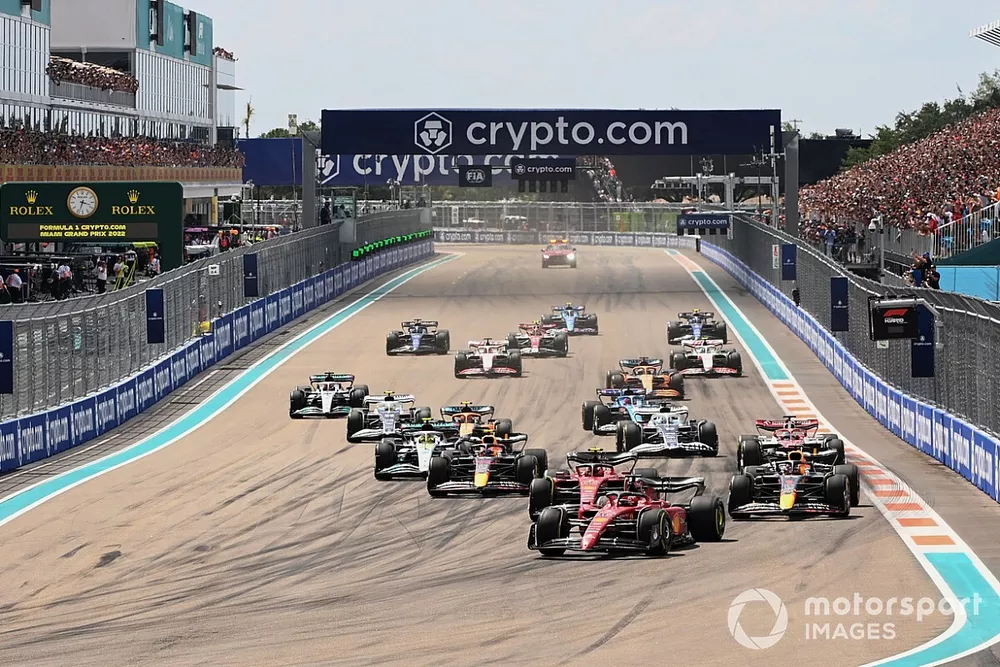Charles Leclerc, Ferrari F1-75, Carlos Sainz, Ferrari F1-75, Max Verstappen, Red Bull Racing RB18, Sergio Perez, Red Bull Racing RB18, the rest of the field at the start